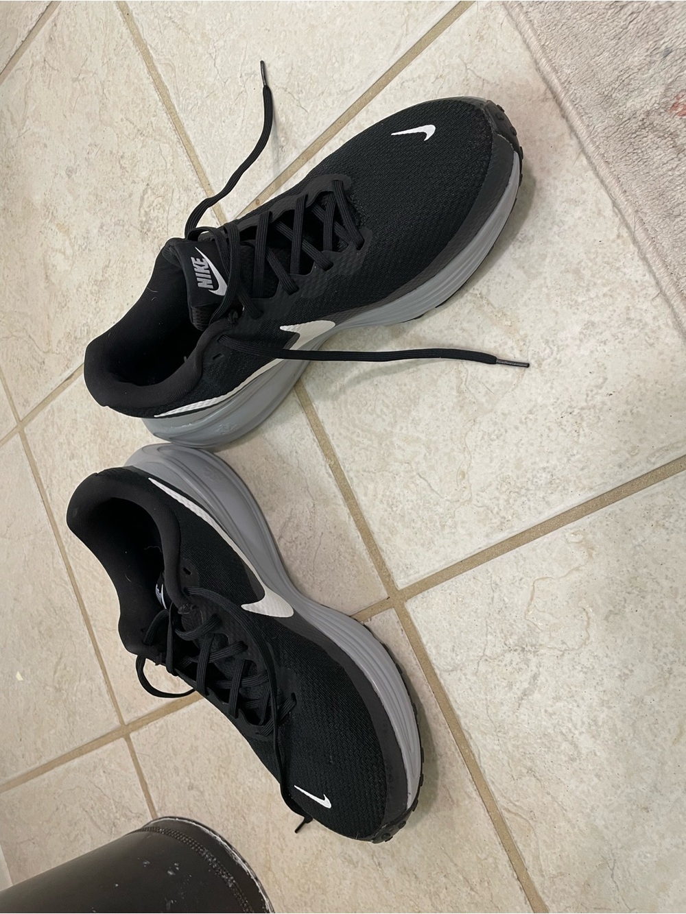 Men’s Nike Revolution 8 Running Shoes, Size 11.5 - Picture 2 of 4